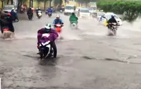 TP.HCM: Mưa lớn chiều 14/7, nước ngập mênh mông