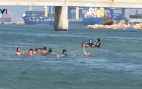 Bất chấp ảnh hưởng sức khỏe, người dân Lebanon bơi ở vùng nước ô nhiễm