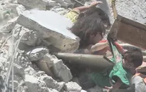 Bé gái Syria thiệt mạng khi cố cứu em trong ngôi nhà sập vì trúng tên lửa