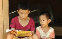 Giấc mơ được đến trường của 2 anh em không có mẹ