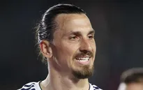 Lĩnh trọn cú thúc cùi chỏ của Ibrahimovic, cầu thủ nhập viện vì nứt xương sọ