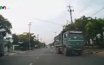 Sang đường không bật xi nhan, xe tải suýt gây tai nạn