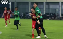 ẢNH: ĐT Việt Nam tươi cười thoải mái trong buổi tập đầu tiên chuẩn bị cho trận gặp ĐT Thái Lan