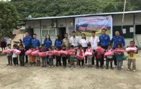 Trung tâm Kỹ thuật Truyền dẫn phát sóng - Đài THVN tặng quà đầu năm học cho học sinh vùng cao