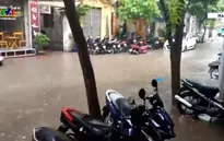 Hà Nội ngập sâu, sinh hoạt của người dân đảo lộn