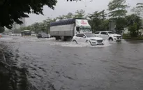 Bão số 3 gây mưa lớn, hàng loạt tuyến phố Hà Nội ngập nặng