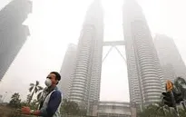 Malaysia cấp khẩu trang cho người dân khu vực ô nhiễm khói mù