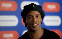 Ronaldinho bất ngờ trở lại sân cỏ ở tuổi 39