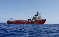 Italy cho phép tàu chở người di cư cập cảng