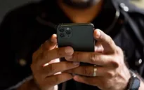 iPhone 11 tại Việt Nam: Giá bán tốt, màu xanh rêu vẫn rất "nóng"