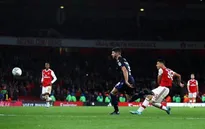 Chơi như "lên đồng", sao trẻ Arsenal được ví với... Firmino
