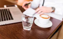 Bí quyết trắng răng cho dân văn phòng thích uống cafe