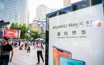 Người Trung Quốc xếp hàng mua điện thoại Huawei chẳng kém gì ở Apple Store