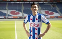 Giá áo đấu “xịn” in tên Văn Hậu ở Heereveen không dưới 2 triệu đồng