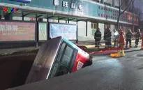 Xe bus bất ngờ sập xuống "hố tử thần", 6 người thiệt mạng