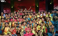 Song Luân bị fan nhí vây kín tại "Đón Tết cùng VTV"