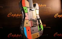 Siêu chất: Chiếc guitar được làm từ 106 chiếc iPhone