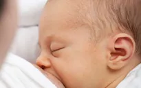 Nuôi con bằng sữa mẹ có thể giúp ngăn ngừa bệnh sốt rét ở trẻ sơ sinh