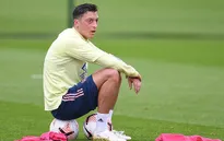 Chỉ ngồi chơi, Ozil vẫn được Arsenal thưởng lớn vì... trung thành