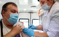 Bác sĩ Nga tình nguyện thử nghiệm vaccine Sputnik-V giữa làn sóng dịch COVID-19 thứ hai