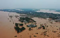 Mưa lũ miền Trung tạm giảm nhưng nhiều điểm sạt lở, có nơi bị cô lập