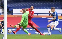 Van Dijk gặp chấn thương đáng sợ sau pha va chạm với thủ thành Pickford
