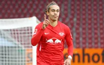 Thắng Augsburg, RB Leipzig giữ vững ngôi đầu