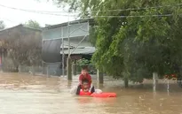 Quân đội, công an dầm mình trong mưa lũ cứu dân