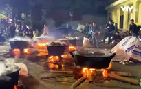 Người dân Hà Nội gói bánh chưng ủng hộ miền Trung