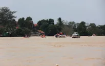 Quảng Bình vẫn bị nước lũ cô lập, người dân mong ngóng hàng cứu trợ
