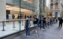 Bất chấp dịch COVID-19, dân tình vẫn xếp hàng dài chờ mua iPhone 12