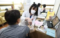 Dịch COVID-19 hoành hành, Hàn Quốc kêu gọi người dân tiêm phòng cúm
