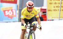 Lê Nguyệt Minh đấu giá áo vàng ủng hộ miền Trung