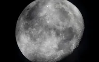 Phát hiện quan trọng của NASA: Tìm thấy nước trên bề mặt có ánh nắng chiếu vào của mặt trăng