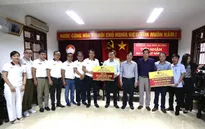 Ban tổ chức giải xe đạp VTV Cúp Tôn Hoa Sen 2020 trao ủng hộ 3 tỉnh miền Trung
