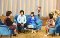 Xúc động chuyện chồng mù đẩy xe lăn vợ khuyết tật bán vé số