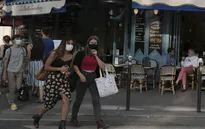 Số ca mắc COVID-19 tăng mạnh, thủ đô Paris của Pháp cân nhắc đóng cửa nhà hàng