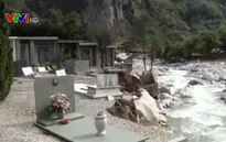 Lũ lụt tại Pháp cuốn trôi các ngôi mộ khỏi nghĩa trang