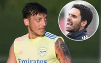 Mesut Ozil sẽ không được Arsenal đăng ký thi đấu tại Europa League
