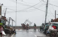 Siêu bão Goni đổ bộ Philippines mang theo gió mạnh dữ dội và mưa cực lớn, gây lở đất