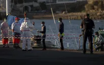 Hơn 2.600 người di cư "đổ bộ", đảo Gran Canaria quá tải nghiêm trọng