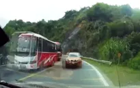 Liều mình lấn làn, vượt ẩu ngay trên đường đèo dốc