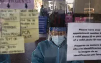 Australia dừng thử nghiệm vaccine COVID-19 của Đại học Queensland do dương tính giả với HIV