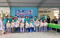 Cảnh sát biển tặng quà cho các gia đình tôn giáo có hoàn cảnh khó khăn