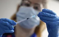 Pfizer và Moderna thử nghiệm vaccine với biến thể SARS-CoV-2 mới