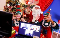 Ông già Noel làm sứ mệnh phát quà... online