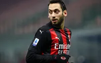 AC Milan tự tin giữ chân Hakan Calhanoglu