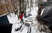 Hàng nghìn người di cư "không điện, không nước, không chỗ ngủ" trong giá rét ở Bosnia