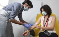 Anh phê duyệt vaccine COVID-19 thứ hai giá rẻ, dễ sử dụng