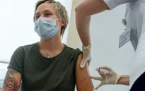 Hàng nghìn người dân Moscow đi tiêm vaccine ngừa COVID-19